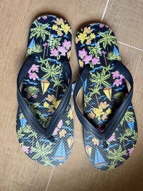 Old Navy Tropical Print Flip Flop Sandals - Black Straps